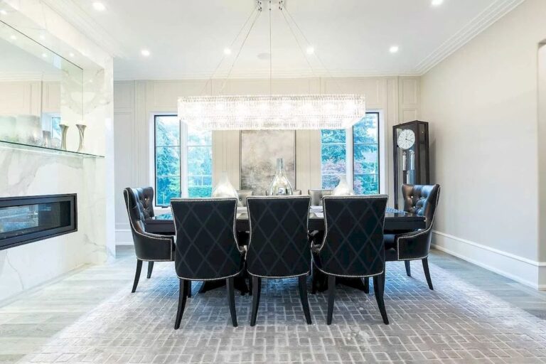 Magnificent Home In Desirable Lorne Park, Ontario Asks for C6,988,000