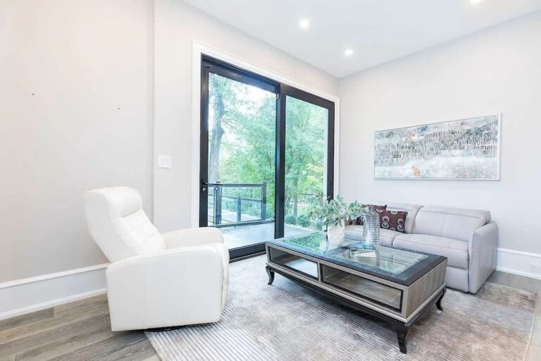 Magnificent Home In Desirable Lorne Park, Ontario Asks for C6,988,000