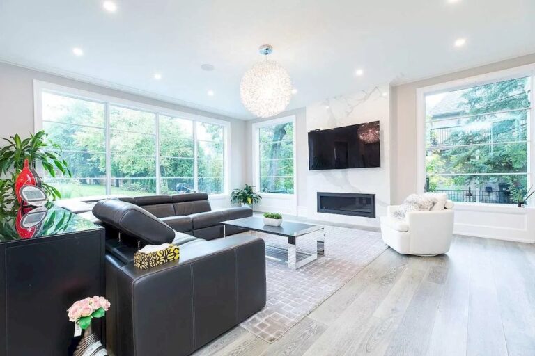 Magnificent Home In Desirable Lorne Park, Ontario Asks for C6,988,000