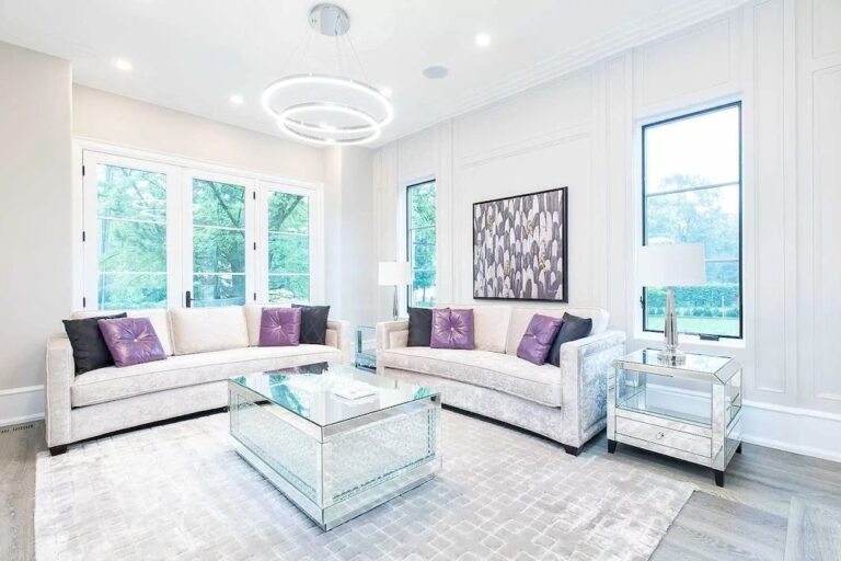 Magnificent Home In Desirable Lorne Park, Ontario Asks for C6,988,000