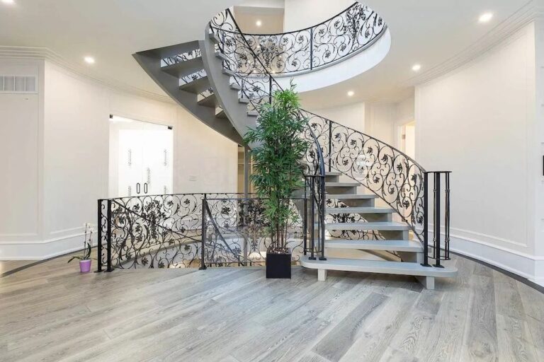 Magnificent Home In Desirable Lorne Park, Ontario Asks for C6,988,000