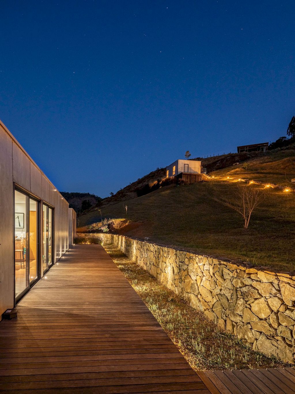 Modhus Gonçalves House with overall view of mountain by HUS Arquitetos