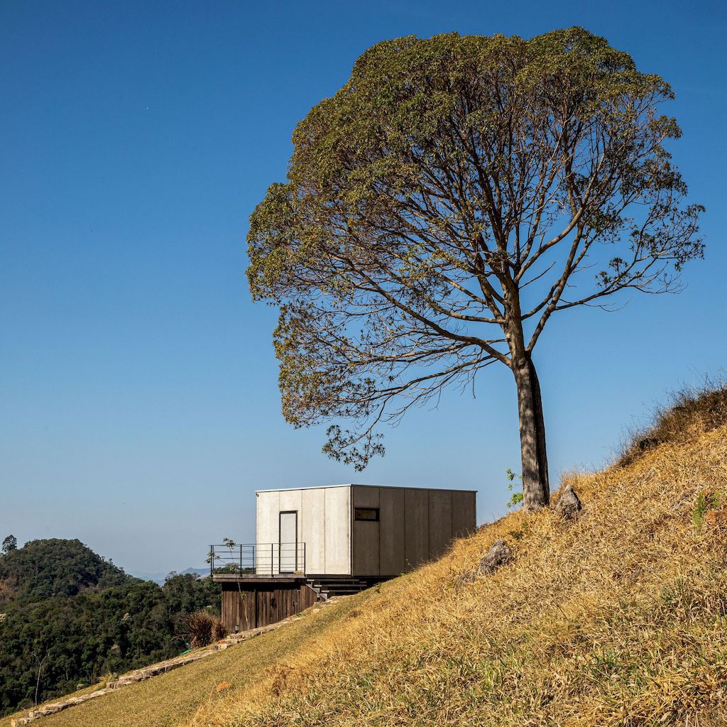 Modhus Gonçalves House with overall view of mountain by HUS Arquitetos