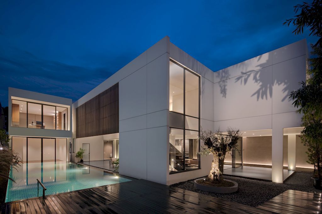 Palm Street House Balances Luxury and the Nature by Pranala Associates