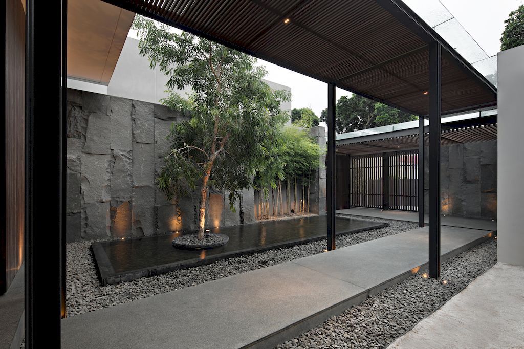 Palm Street House Balances Luxury and the Nature by Pranala Associates