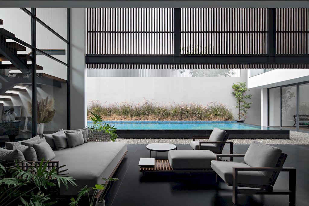 Palm Street House Balances Luxury and the Nature by Pranala Associates