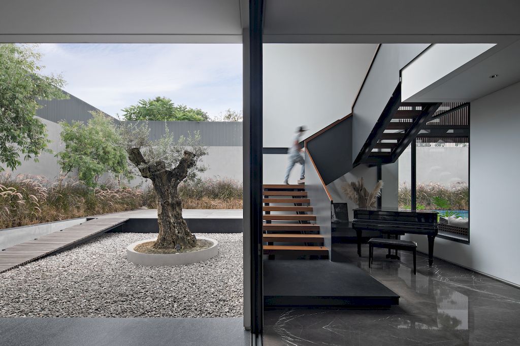 Palm-Street-House-Balances-Luxury-and-the-Nature-by-Pranala-Associates-16