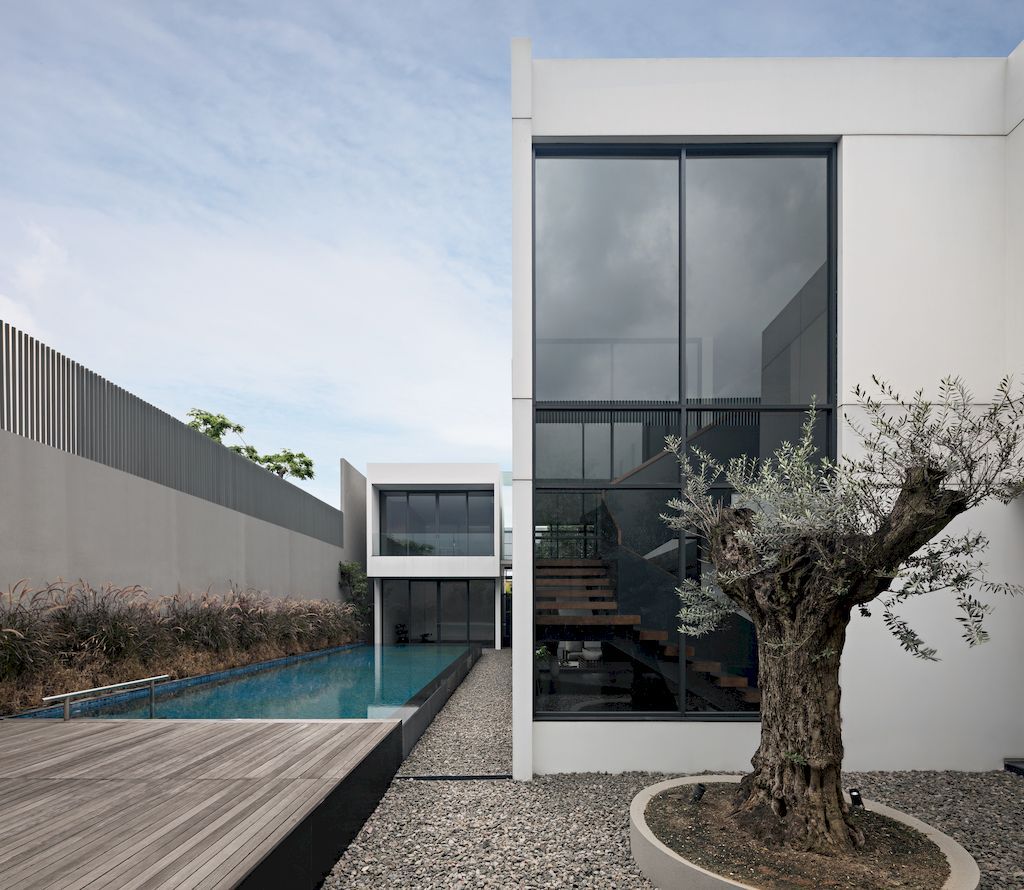 Palm Street House Balances Luxury and the Nature by Pranala Associates