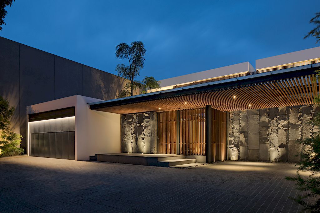 Palm Street House Balances Luxury and the Nature by Pranala Associates