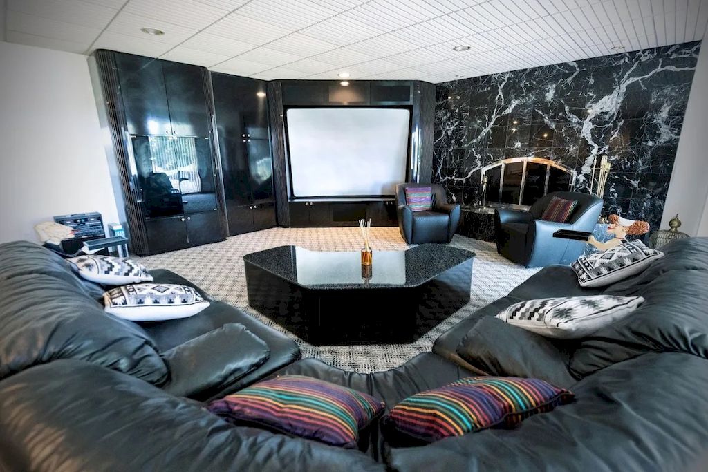 The designer chose marble for this living room to increase the shine and uniqueness of the space. Warm rugs with fun patterns cover the floor. Even though there are only two basic black and white tones, the skillful alternating coordination keeps this room from being boring.
