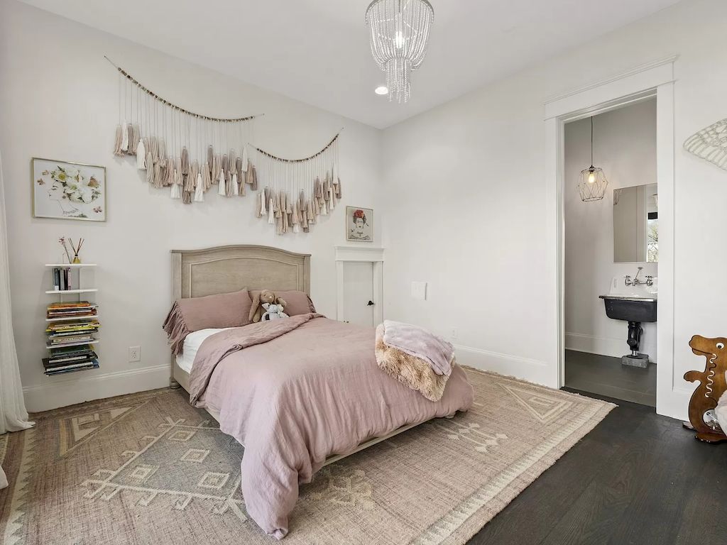 Designers prefer to use natural elements or brocade items when decorating a boho bedroom. These include wood, plants, plants, linen, and other materials. When paired with elements in a white bedroom, neutral linen is always a pleasant surprise.
