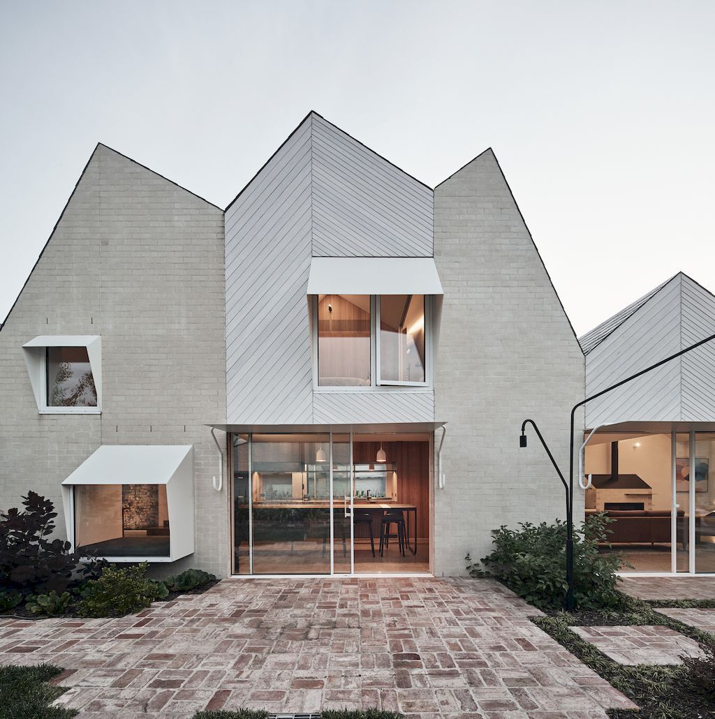 RaeRae house like Stunning mountain range by Austin Maynard Architects