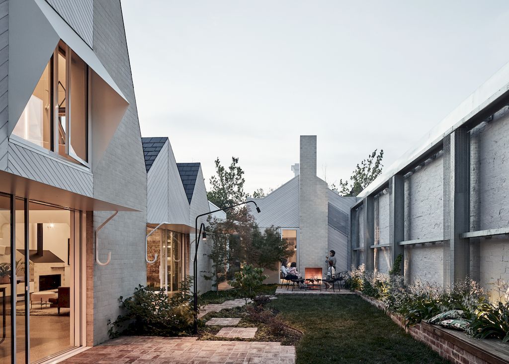 RaeRae house like Stunning mountain range by Austin Maynard Architects
