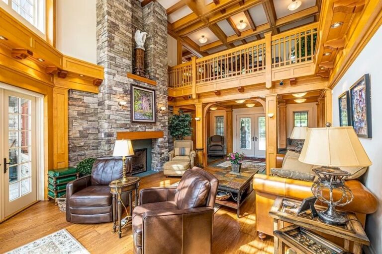 Remarkable Waterfront Property On Lake Simcoe, Ontario Asks for C6,500,000