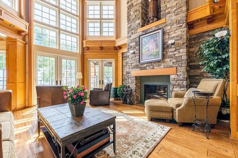 Remarkable Waterfront Property On Lake Simcoe, Ontario Asks for C6,500,000