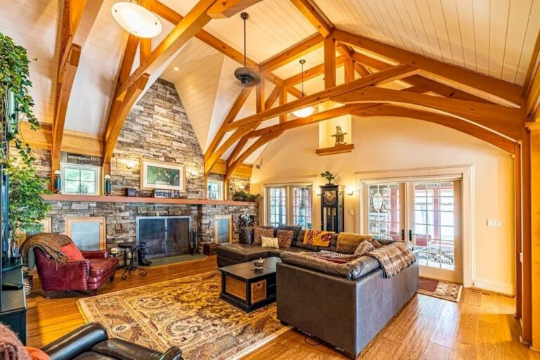 Remarkable Waterfront Property On Lake Simcoe, Ontario Asks for C6,500,000