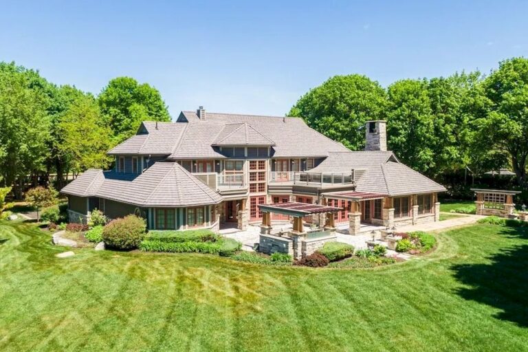 Remarkable Waterfront Property On Lake Simcoe, Ontario Asks for C6,500,000