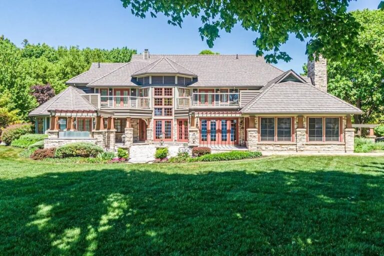 Remarkable Waterfront Property On Lake Simcoe, Ontario Asks for C6,500,000