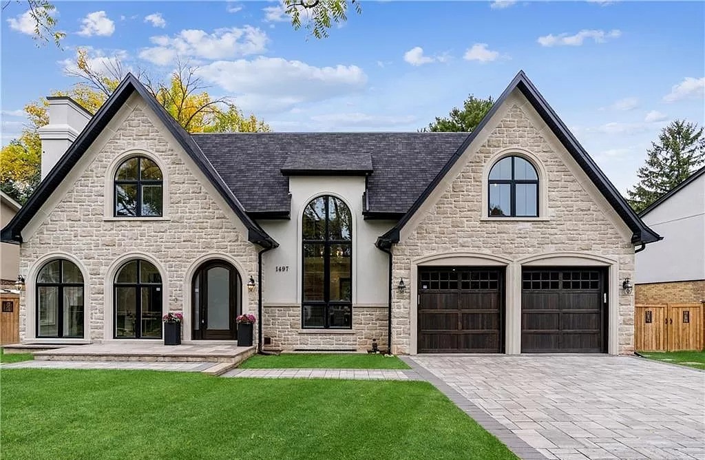 The Custom Built House in Ontario is a master piece home now available for sale. This home located at 1497 Durham St, Oakville, ON L6J 2P4, Canada