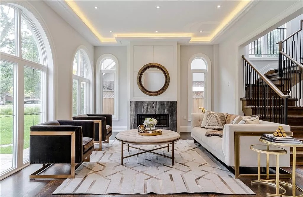 The golden light in this room is both hot and appealing. It appears to be the focal point and reflects the youthfulness of the entire living room space. Consider whether simple sofas without the surrounding golden metal frames are delicate and light enough. The carpet on the floor is also decorated with a similar golden glitter pattern.