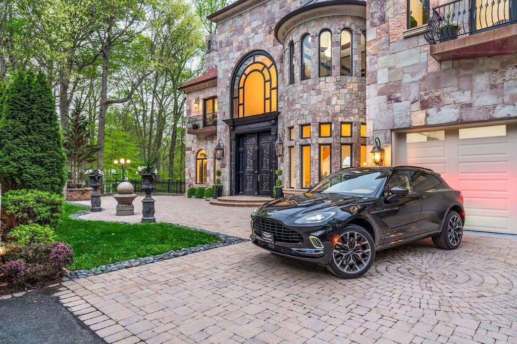 The Home in Virginia is a luxurious home built under European architecture and positioned high above the banks of the Potomac River now available for sale. This home located at 612 Rivercrest Dr, McLean, Virginia; offering 05 bedrooms and 11 bathrooms with 16,000 square feet of living spaces. 