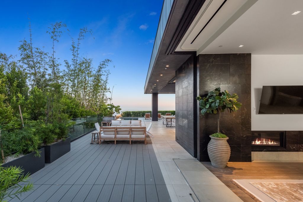 This-12995000-Architectural-Home-in-Los-Angeles-offers-Captivating-City-and-Ocean-Views-23