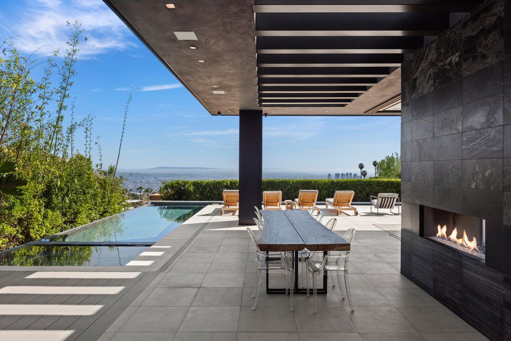 The Home in Los Angeles is a Doheny Estates architectural masterpiece enjoys captivating city and ocean views now available for sale. This house located at 1814 Marcheeta Pl, Los Angeles, California