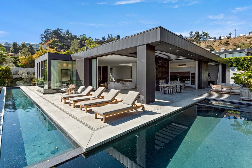 The Home in Los Angeles is a Doheny Estates architectural masterpiece enjoys captivating city and ocean views now available for sale. This house located at 1814 Marcheeta Pl, Los Angeles, California