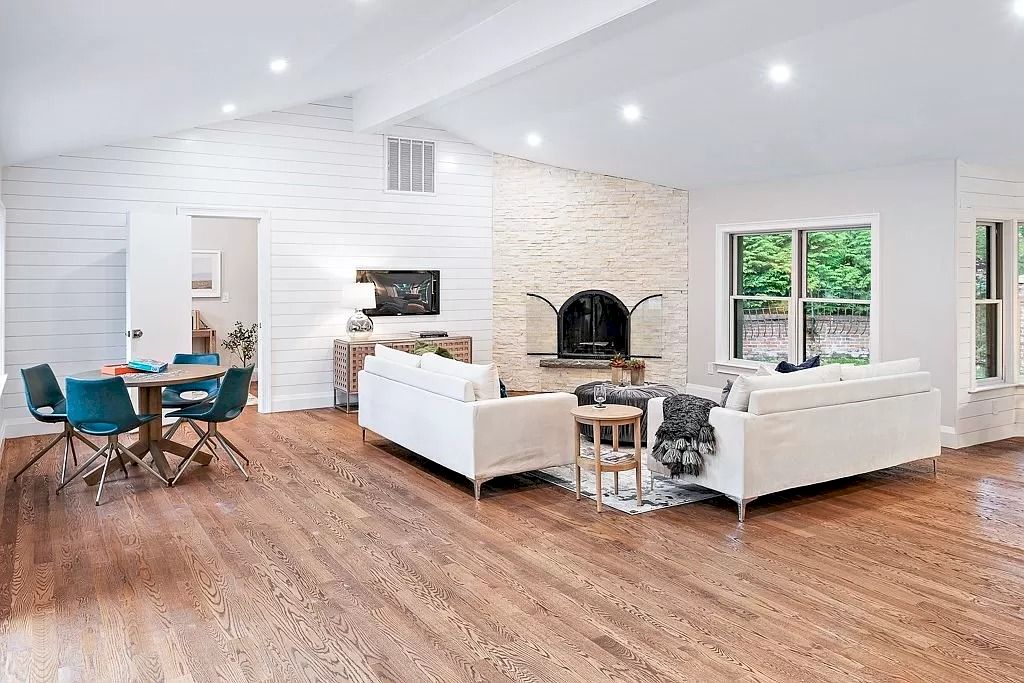 An open floor plan is combined with midcentury modern furniture and a scattering of rustic touches. On the same wall, several design styles are shown, but there is no letdown. The fireplace is placed high, away from the floor, and is the focal point of modernity in a country setting. The organization appears haphazard, but the layout is really clearly split.