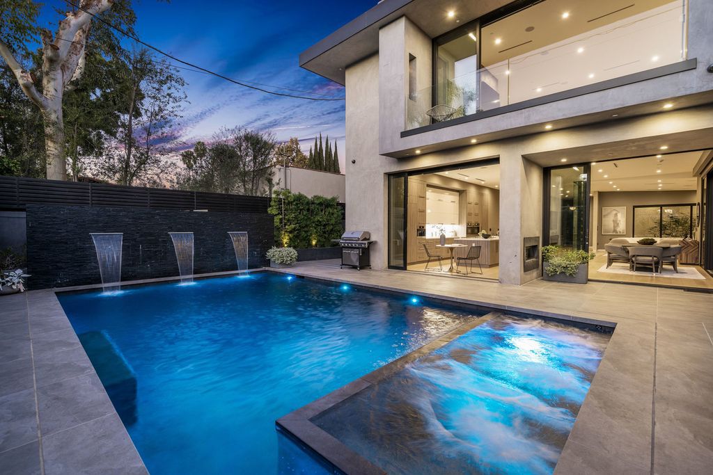 The Home in West Hollywood is an architectural gated masterpiece has entertainer’s backyard showcases heated Zero edge pool and over-sized spa now available for sale. This home located at 813 N Laurel Ave, Los Angeles, California