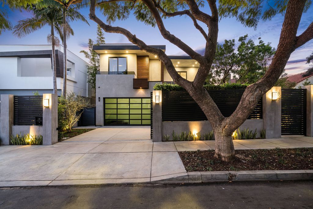 The Home in West Hollywood is an architectural gated masterpiece has entertainer’s backyard showcases heated Zero edge pool and over-sized spa now available for sale. This home located at 813 N Laurel Ave, Los Angeles, California