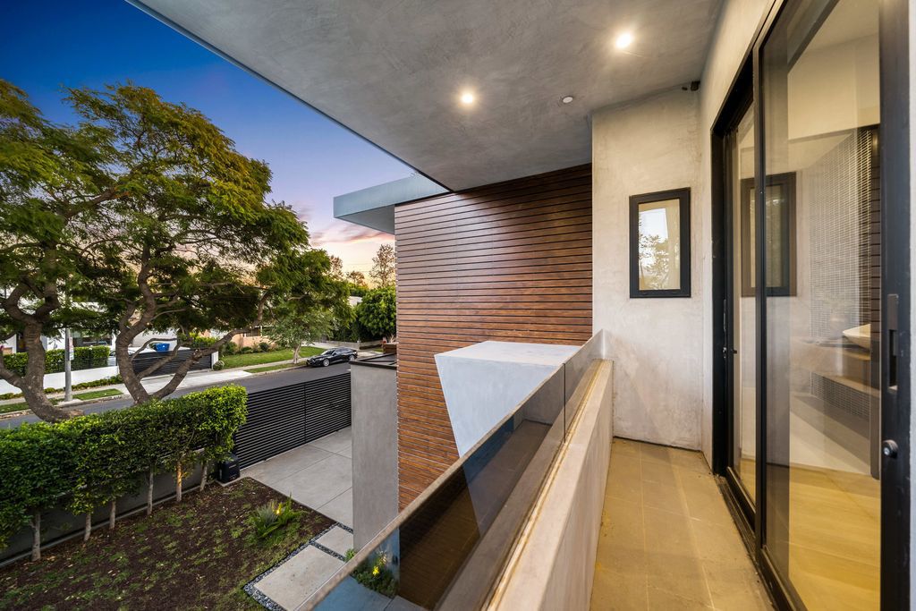 The Home in West Hollywood is an architectural gated masterpiece has entertainer’s backyard showcases heated Zero edge pool and over-sized spa now available for sale. This home located at 813 N Laurel Ave, Los Angeles, California