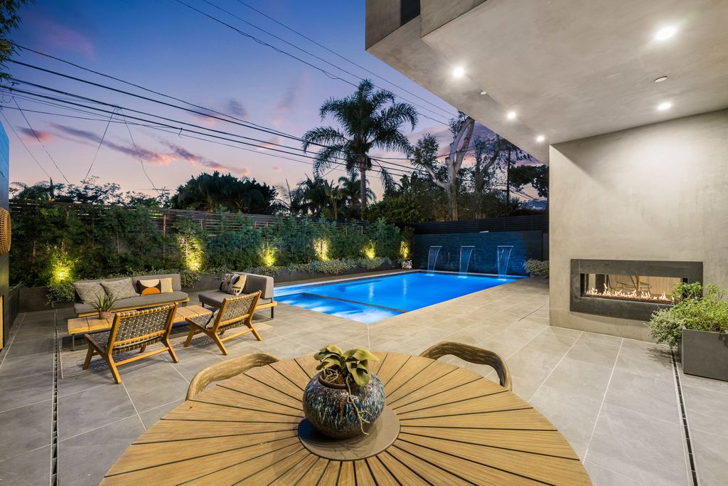 The Home in West Hollywood is an architectural gated masterpiece has entertainer’s backyard showcases heated Zero edge pool and over-sized spa now available for sale. This home located at 813 N Laurel Ave, Los Angeles, California