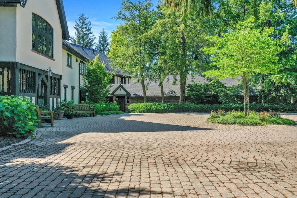 The Home in Michigan is a luxurious home possessing an incredible outdoor living area now available for sale. This home located at 1765 Hillwood Dr, Bloomfield Hills, Michigan; offering 05 bedrooms and 10 bathrooms with 14,084 square feet of living spaces.