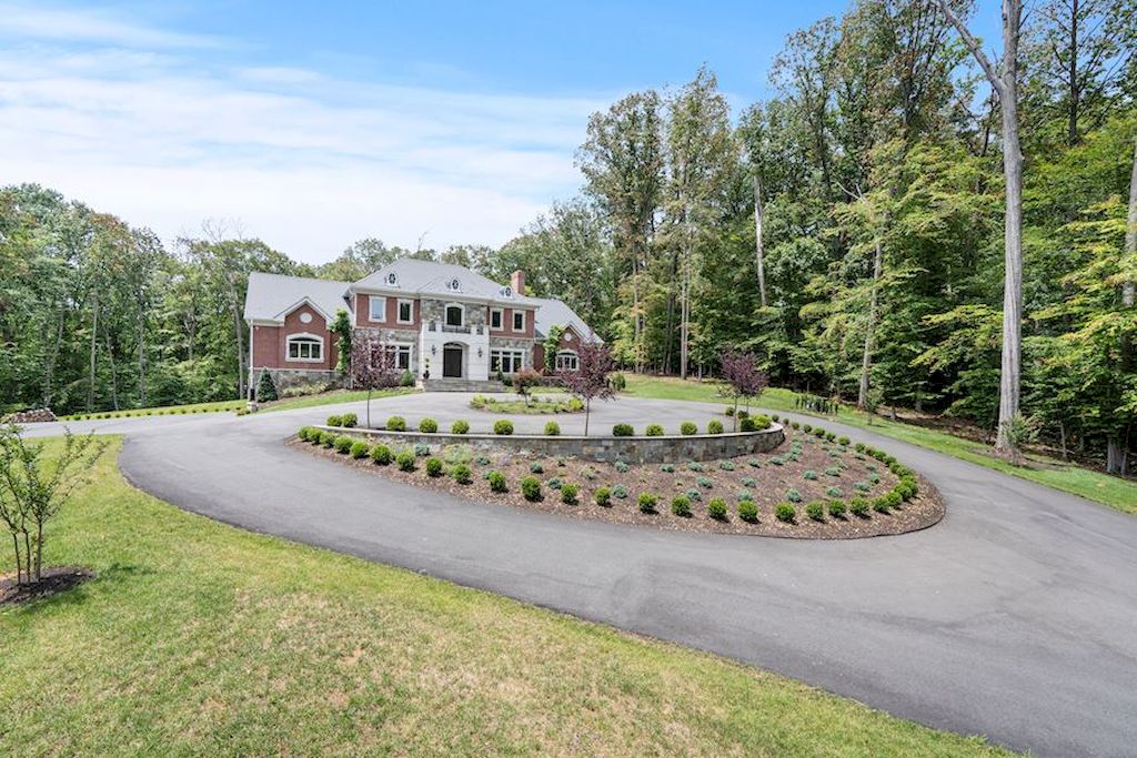 The Home in Virginia is a luxurious home surrounded by picturesque wooded parkland and lush greenery now available for sale. This home located at 119 Clarks Run Rd, Great Falls, Virginia; offering 06 bedrooms and 08 bathrooms with 13,000 square feet of living spaces.