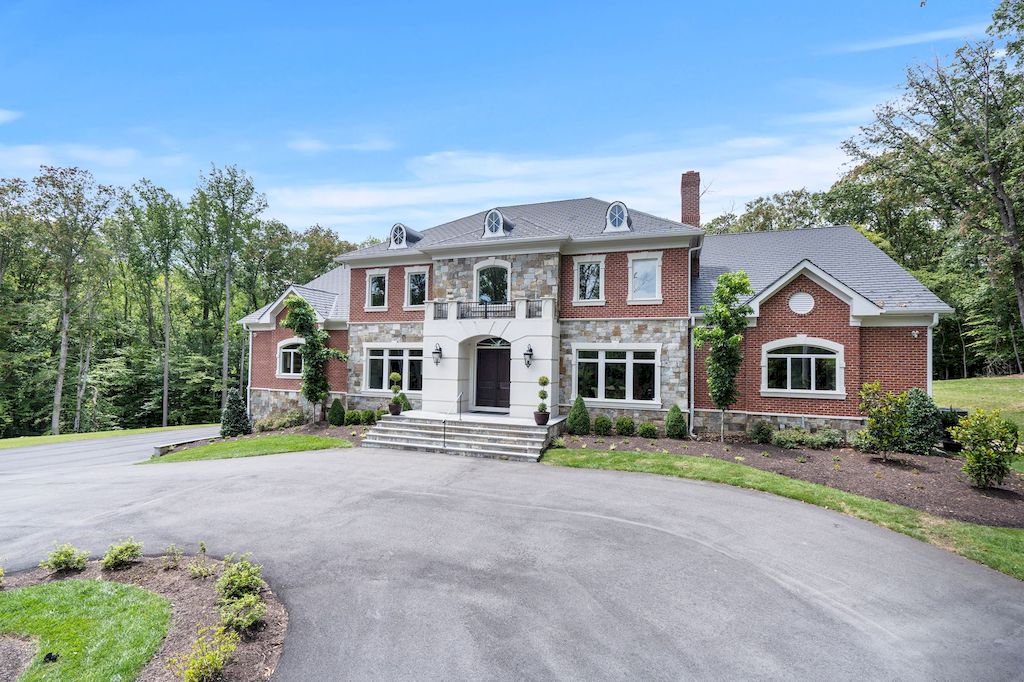 The Home in Virginia is a luxurious home surrounded by picturesque wooded parkland and lush greenery now available for sale. This home located at 119 Clarks Run Rd, Great Falls, Virginia; offering 06 bedrooms and 08 bathrooms with 13,000 square feet of living spaces.