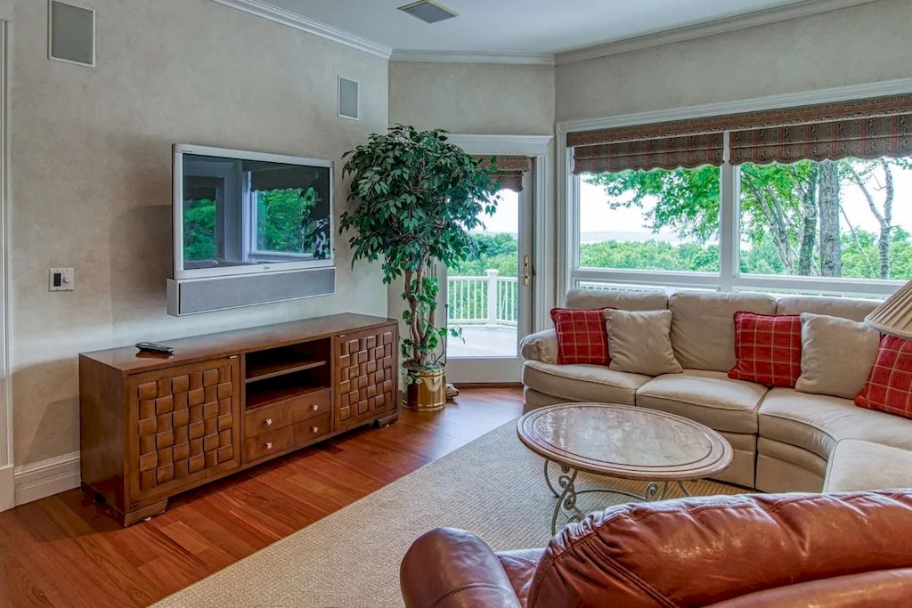 Living room ideas curtains have gotten a lot of attention over the years because they are the finishing touch for the entire house. Curtains are not only useful in terms of functionality, but they also serve as a focal point in a simple space. Take a look at 30 of the most recent updated photos depicting the curtain trend for 2022.