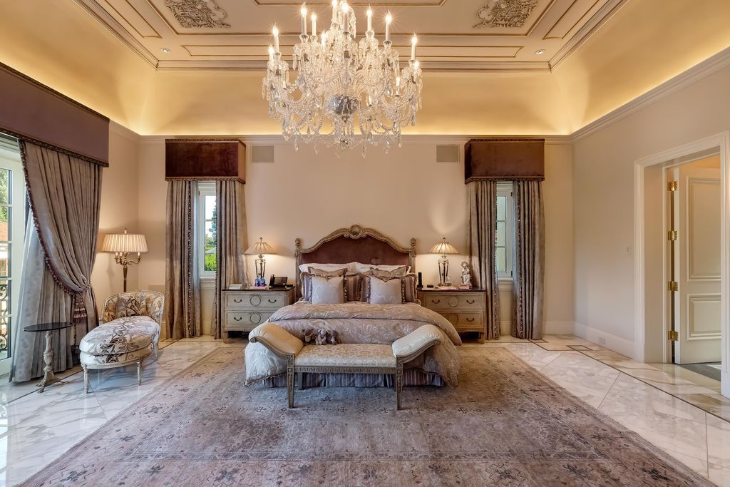 The Mansion in Beverly Hills is a palatial Italian manor with perfect blend of elegant design, flawless artistry and sumptuous comfort now available for sale. This home located at 1006 N Roxbury Dr, Beverly Hills, California