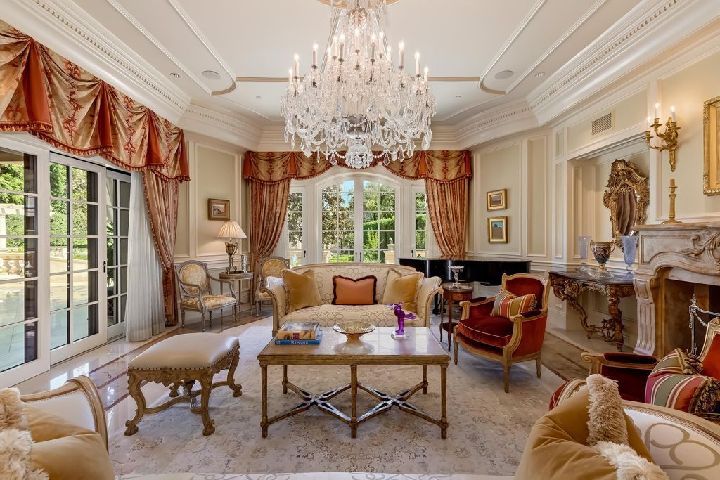 This-45000000-Palatial-Italian-Mansion-in-Beverly-Hills-is-a-Perfect-Blend-of-Elegant-Design-and-Sumptuous-Comfort-15