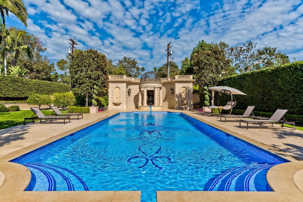 This-45000000-Palatial-Italian-Mansion-in-Beverly-Hills-is-a-Perfect-Blend-of-Elegant-Design-and-Sumptuous-Comfort-17