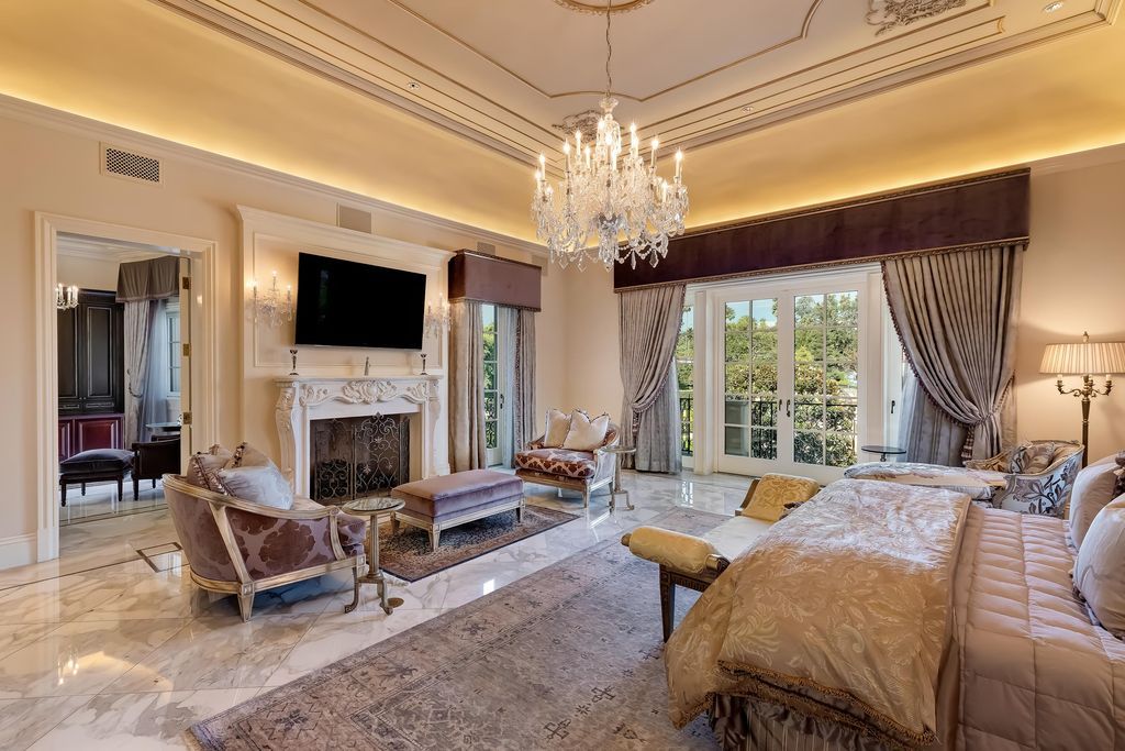 This-45000000-Palatial-Italian-Mansion-in-Beverly-Hills-is-a-Perfect-Blend-of-Elegant-Design-and-Sumptuous-Comfort-23