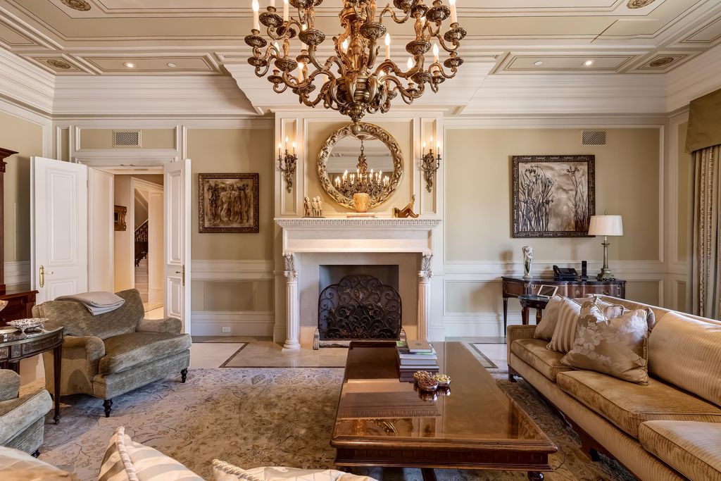 The Mansion in Beverly Hills is a palatial Italian manor with perfect blend of elegant design, flawless artistry and sumptuous comfort now available for sale. This home located at 1006 N Roxbury Dr, Beverly Hills, California