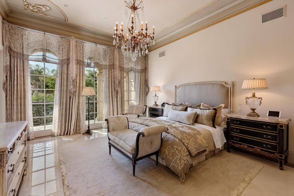 The Mansion in Beverly Hills is a palatial Italian manor with perfect blend of elegant design, flawless artistry and sumptuous comfort now available for sale. This home located at 1006 N Roxbury Dr, Beverly Hills, California