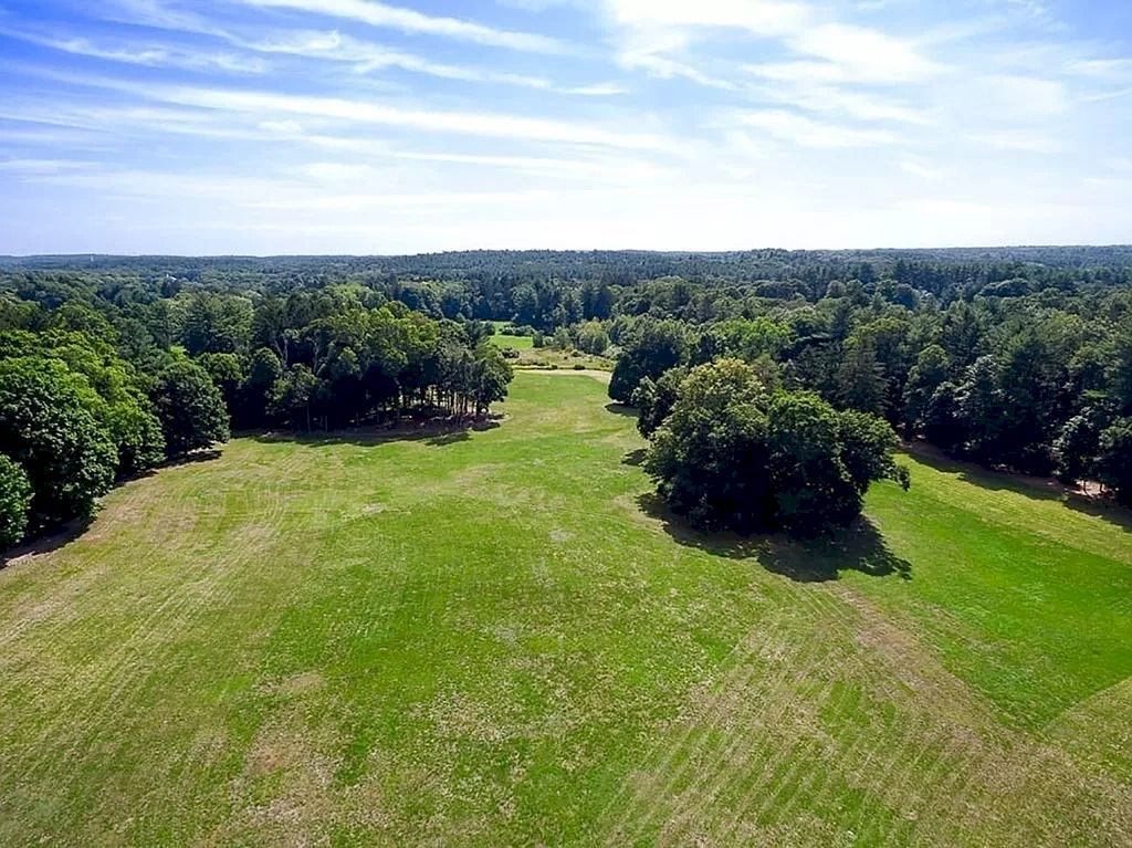 This-4650000-Hilltop-Estate-Renovated-with-All-Modern-Amenities-in-Massachusetts-14