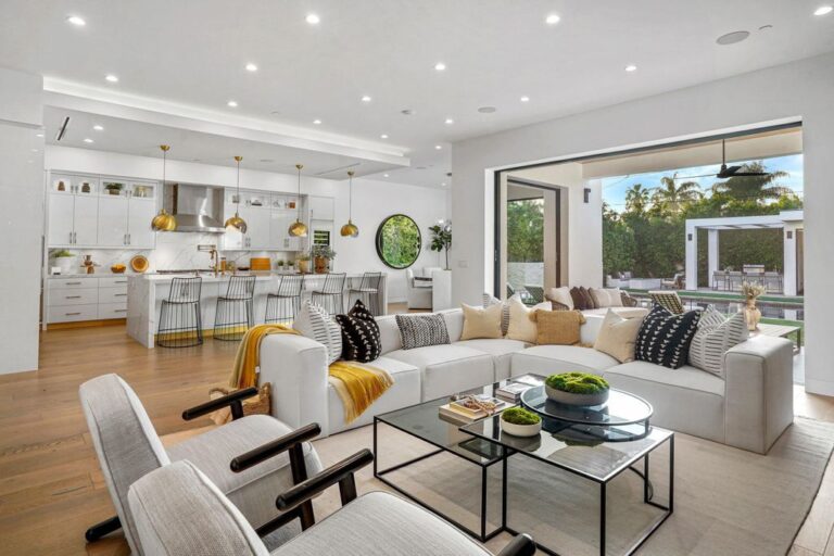 This $4,695,000 Modern Home in Los Angeles has a Large Backyard Perfect for Entertaining