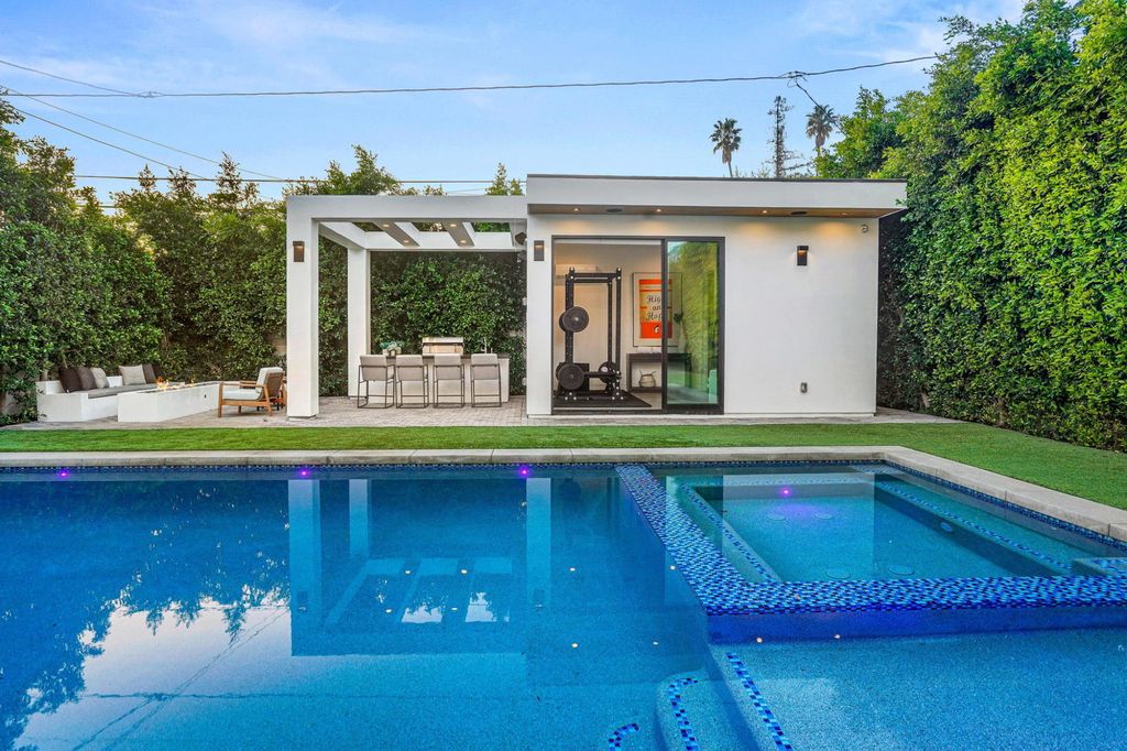 This-4695000-Modern-Home-in-Los-Angeles-has-a-Large-Backyard-Perfect-for-Entertaining-27