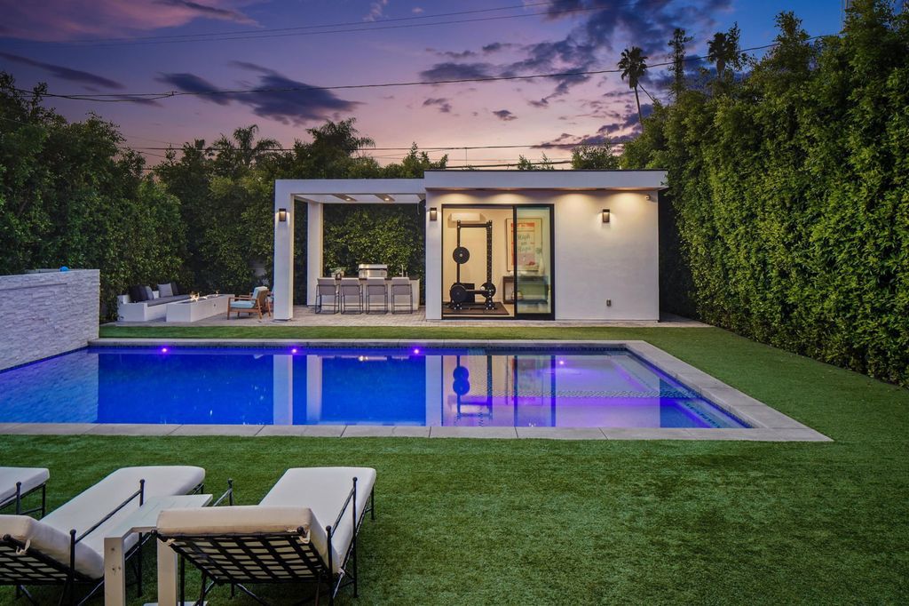 This-4695000-Modern-Home-in-Los-Angeles-has-a-Large-Backyard-Perfect-for-Entertaining-31