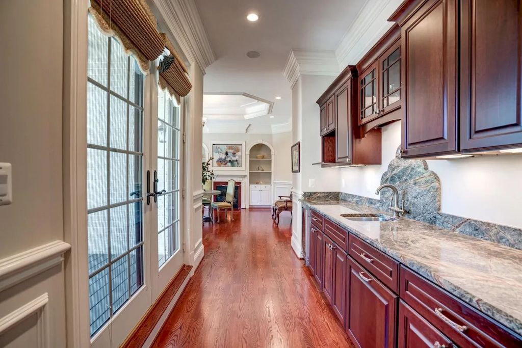 Don't worry if your kitchen lacks a center island table. As illustrated above, you can put a sink in one of your side table cabinets. The powder blue kitchen cabinets, along with a light chocolate brown oak countertop, create a winning mix. All you need is a porcelain or ceramic wash basin and a smart tap to get started.