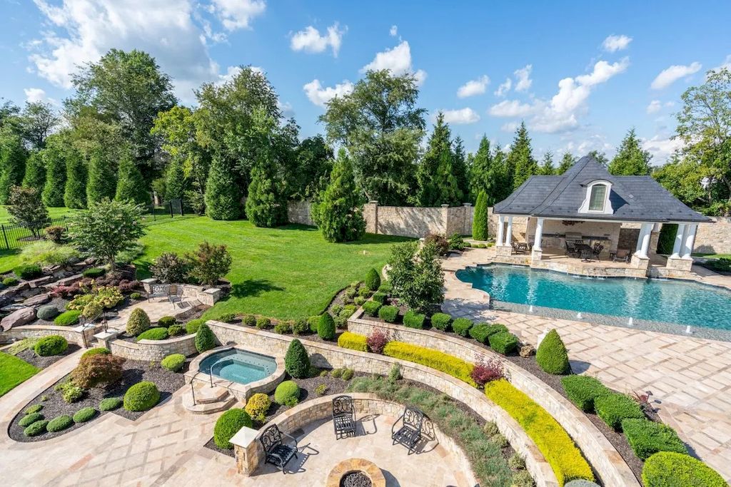 This-6775000-Distinguished-French-Provincial-Estate-Conveys-a-Truly-Resort-like-Life-in-Virginia-17