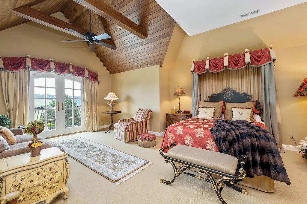 This is a welcoming and intimate boho bedroom design. By incorporating boho elements throughout the room, from the base color beige to the interiors, which were also chosen with brocade motifs, the space is given the perfect focal point. Although the bedroom space is boldly boho, the designers highlight the elegance of this space with smart decoration. This is definitely a list of luxury ideas worth considering.